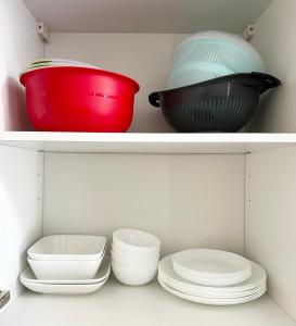 a shelf with bowls and plates in a kitchen at Arina & Julien Peronne Centre in Péronne