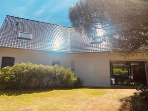 una casa con ventana y techo en Villa des Pins Hardelot, en Neufchâtel-Hardelot