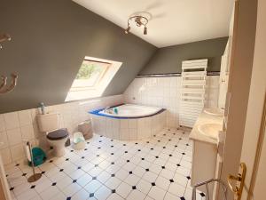 Un baño con bañera, inodoro y lavabo. en Villa des Pins Hardelot, en Neufchâtel-Hardelot 33 fotos más