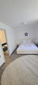 Ένα ή περισσότερα κρεβάτια σε δωμάτιο στο Casa Coresi