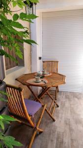 un tavolo e delle sedie di legno in una stanza di Clos Réginel Remparts Sud ad Avignone