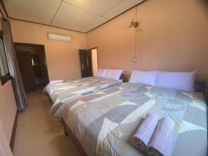 Postel nebo postele na pokoji v ubytování โพธิ์ทองริมทุ่ง Pothong Rimtung Hotel