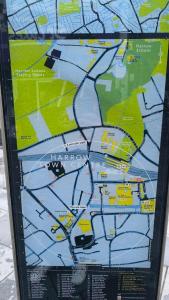 哈罗Ultra central next to shopping center and station的相册照片