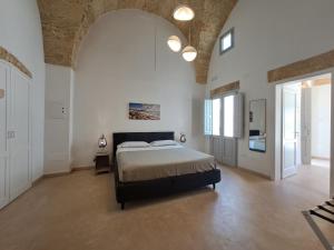 een grote slaapkamer met een groot bed in een kamer bij Dimora Fersini in Gagliano del Capo +32 foto's