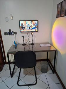 TV i/ili multimedijalni sistem u objektu Apê confortável, com Alexa. Ótima localização