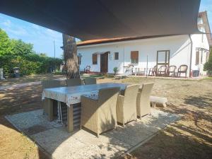 a table and chairs in front of a house at Casetta STELLA MARINA PUNTA SABBIONI in Cavallino-Treporti