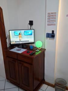 TV i/ili multimedijalni sistem u objektu Apê confortável, com Alexa. Ótima localização