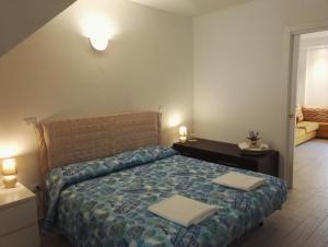 a bedroom with a bed with two towels on it at La Casa nel Borgo sul Lago in Pisogne
