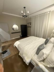 Postel nebo postele na pokoji v ubytování سُكون - SUkOON
