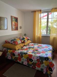 Ένα ή περισσότερα κρεβάτια σε δωμάτιο στο Appartement en rez de jardin