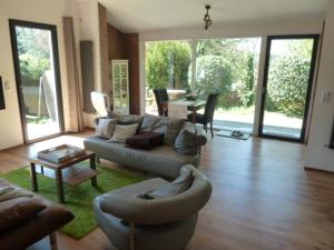 a living room with a couch and a table at Ferienhaus Braunfels in Braunfels