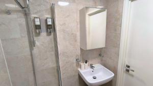 Ultra central next to shopping center and station的一间浴室