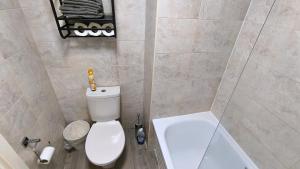 Ultra central next to shopping center and station的一间浴室