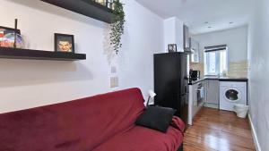 Ultra central next to shopping center and station的休息区