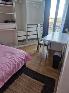 Ένα ή περισσότερα κρεβάτια σε δωμάτιο στο Apartment - 1min to train station - 13min to Paris
