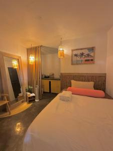 ゼネラル・ルナにあるP5 Bungalow Cozyの部屋にある大きな白いベッドのある寝室