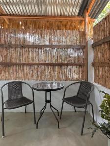 ゼネラル・ルナにあるP5 Bungalow Cozyの椅子2脚、テーブル1台、テーブル1台、椅子1脚