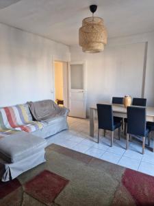 Χώρος καθιστικού στο Apartment - 1min to train station - 13min to Paris