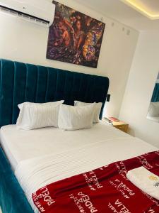 Postel nebo postele na pokoji v ubytování Hotel Padelia Apartment Airport Road Lagos