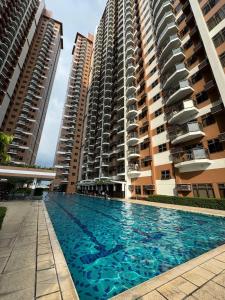 una piscina di fronte a due edifici alti di Cozy, aesthetic Pet friendly 1br Condo with balcony in Pasay with Manila Bay View Near MOA & Okada WFH ready Free Pool Acces Gym and Sauna a Manila
