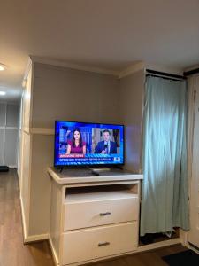 Μια τηλεόραση ή/και κέντρο ψυχαγωγίας στο Maine Beach Condo +6 φωτογραφίες