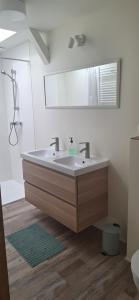 Ένα μπάνιο στο Grand cottage le pré bleu 11mn lac