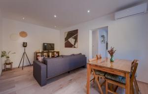 a living room with a couch and a table at Apartman Cukar Pula in Pula