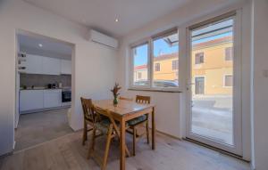 a kitchen and dining room with a table and chairs at Apartman Cukar Pula in Pula