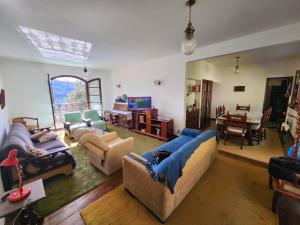 a living room with couches and a dining room at #Hospedagem Nota 10 de Teresópolis in Teresópolis