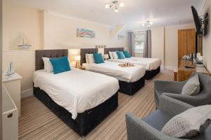 Postel nebo postele na pokoji v ubytování Gwbert Hotel
