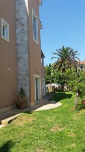 uma casa com um jardim de relva ao lado de um edifício em Casa Chiara em Medulin