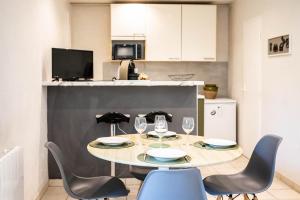 ein Esszimmer mit Tisch und Stühlen in der Unterkunft les Jardiniers in Straßburg