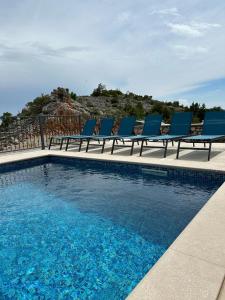 Galeriebild der Unterkunft Beachfront House Robert with Pool in Cesarica + 30 Fotos