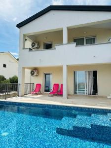 Galeriebild der Unterkunft Beachfront House Robert with Pool in Cesarica