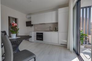 Kuchyňa alebo kuchynka v ubytovaní Penthouse Apartments Dora Kukljica