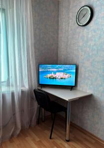 TV a/nebo společenská místnost v ubytování Затишна квартира на бульварі Свободи буд 49 ЖОВТІ ВОДИ + 6 fotografií