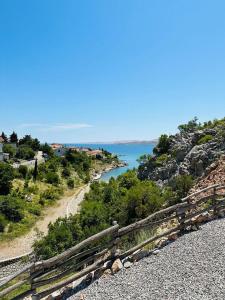 Galeriebild der Unterkunft Beachfront House Robert with Pool in Cesarica