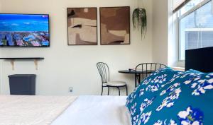 TV a/nebo společenská místnost v ubytování The Sweet Escape Studio - Pets/Parking/Beach