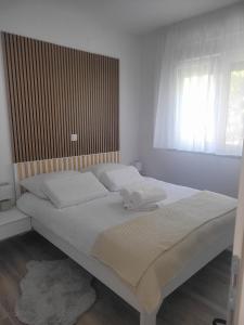 ヴィルにあるVilla Mareのベッドとタオル2枚のある寝室