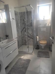 ヴィルにあるVilla Mareのシャワーとトイレ付きのバスルーム