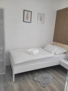 ヴィルにあるVilla Mareの白いベッド(タオル2枚付)が備わります。