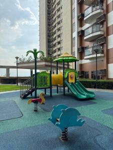 un parco giochi di fronte a un edificio di Cozy, aesthetic Pet friendly 1br Condo with balcony in Pasay with Manila Bay View Near MOA & Okada WFH ready Free Pool Acces Gym and Sauna a Manila Altre 27 foto