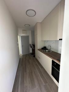 Kuchyň nebo kuchyňský kout v ubytování Apartmani Aki 4