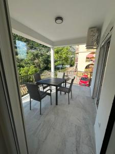 Balkón nebo terasa v ubytování Apartmani Aki 4 + 2 fotografie