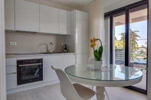 Kuchyňa alebo kuchynka v ubytovaní Penthouse Apartments Dora Kukljica