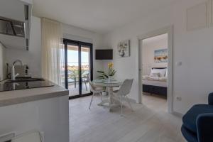 Kuchyňa alebo kuchynka v ubytovaní Penthouse Apartments Dora Kukljica