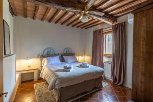 a bedroom with a large bed with a ceiling at Agriturismo Poggio Bonelli in Castelnuovo Berardenga