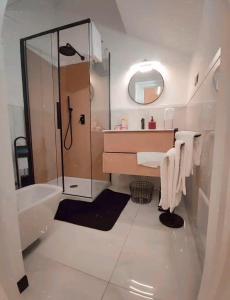 Un baño con ducha, lavabo y bañera. en Greta's home, en Gaeta 10 fotos más