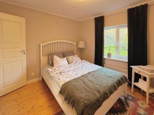 Un dormitorio con una cama grande y una ventana. en Flat in Telliskivi area, en Tallin