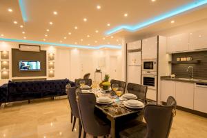 ein Esszimmer und ein Wohnzimmer mit Tisch und Stühlen in der Unterkunft Premium3 in Bezirgân